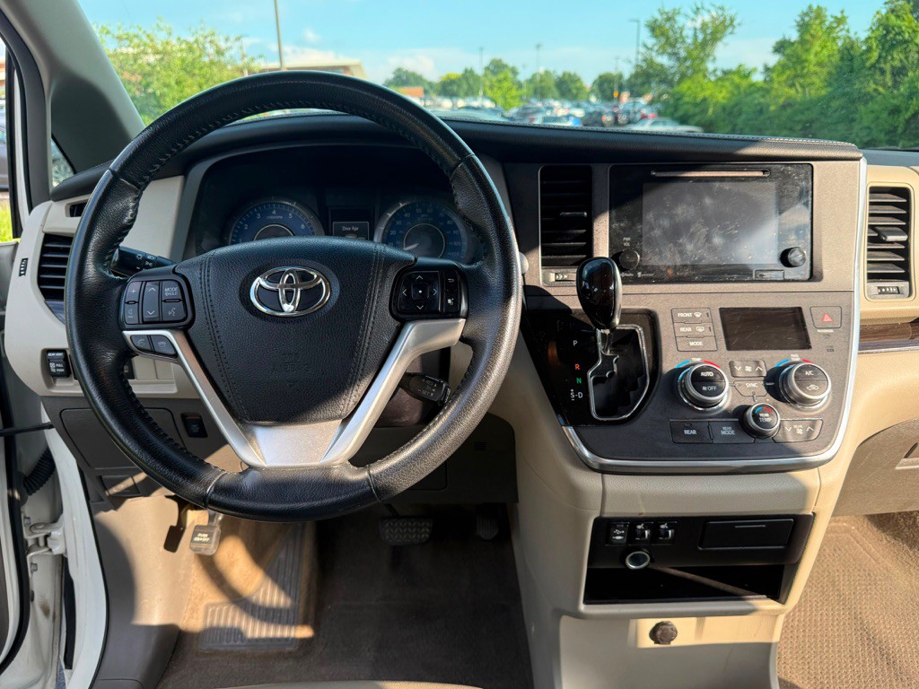 2015 Toyota Sienna Image 16