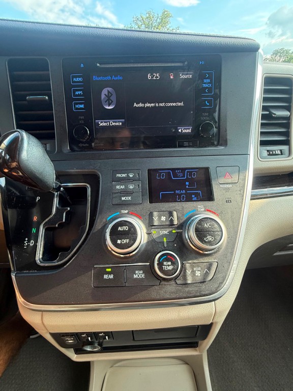 2015 Toyota Sienna Image 18