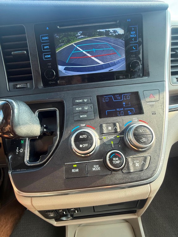 2015 Toyota Sienna Image 19