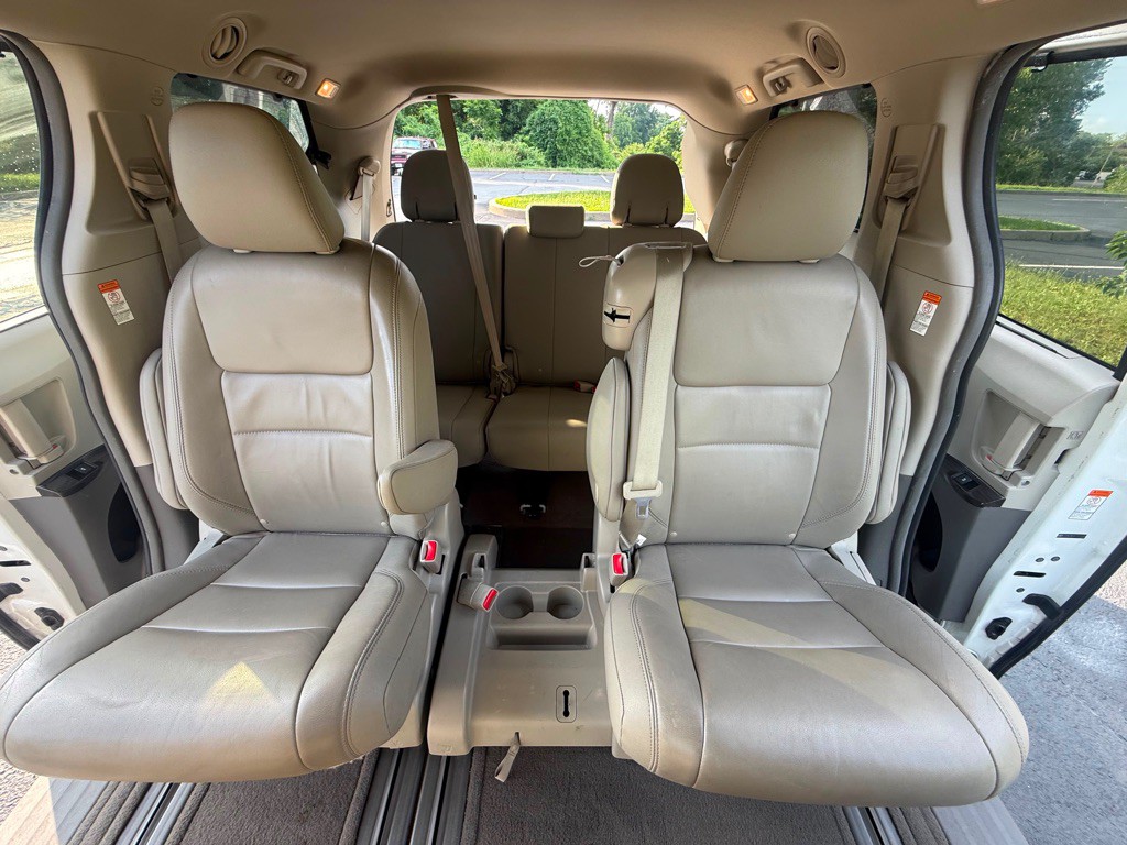 2015 Toyota Sienna Image 21