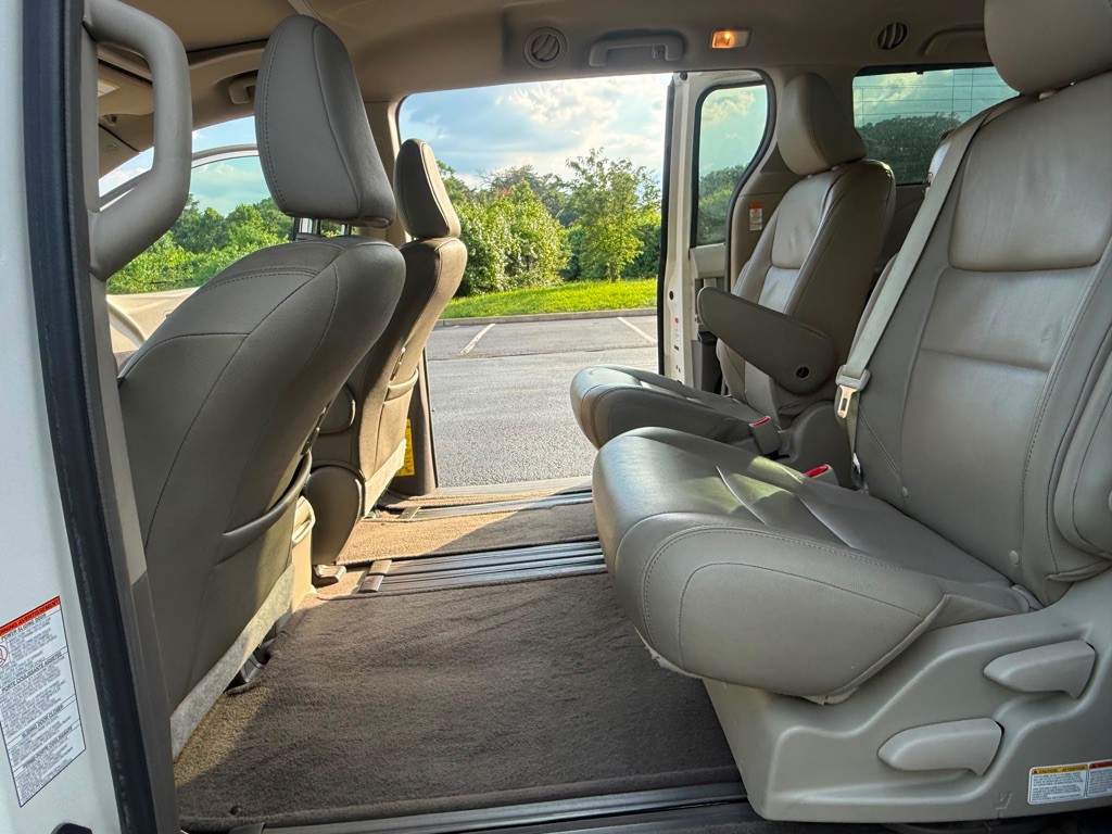 2015 Toyota Sienna Image 22