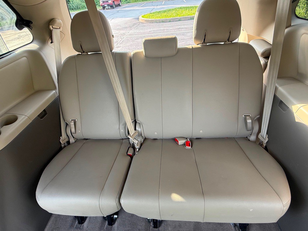 2015 Toyota Sienna Image 24