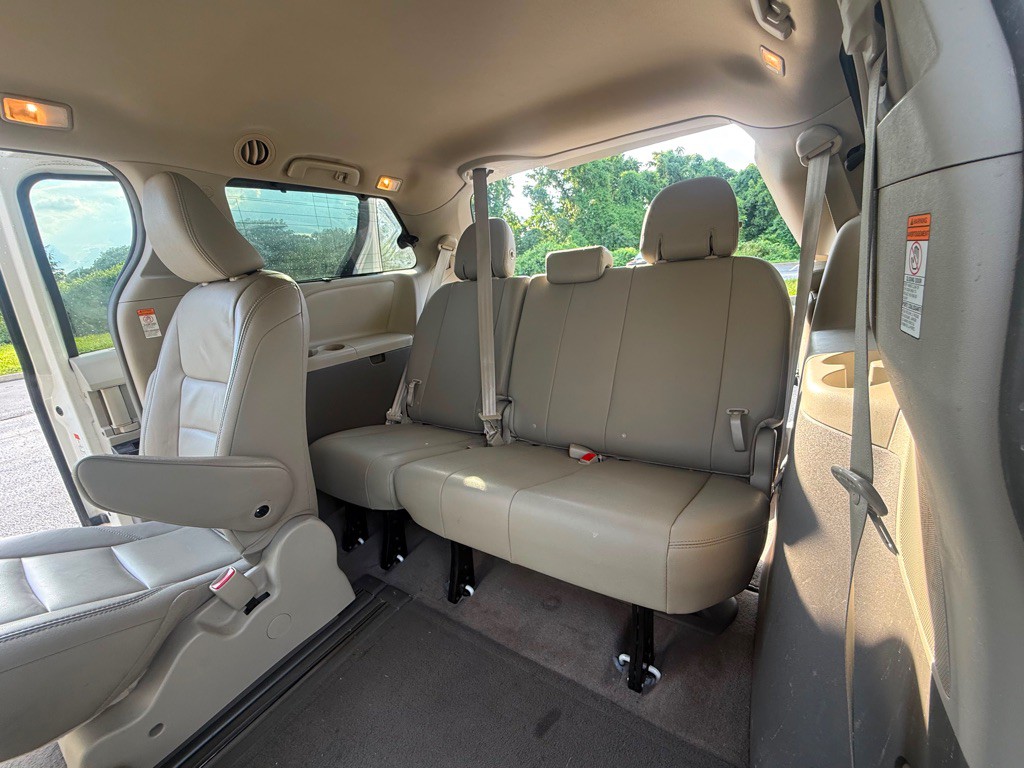 2015 Toyota Sienna Image 25