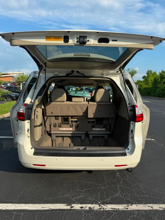 2015 Toyota Sienna Image 26