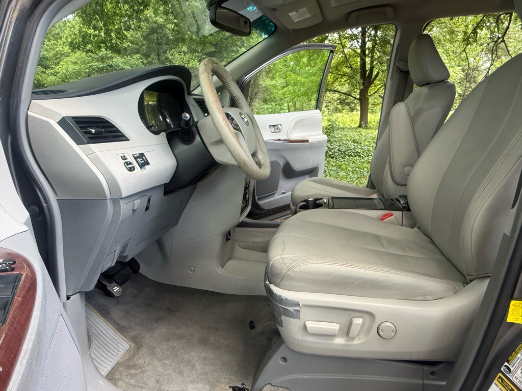 2012 Toyota Sienna Image 10