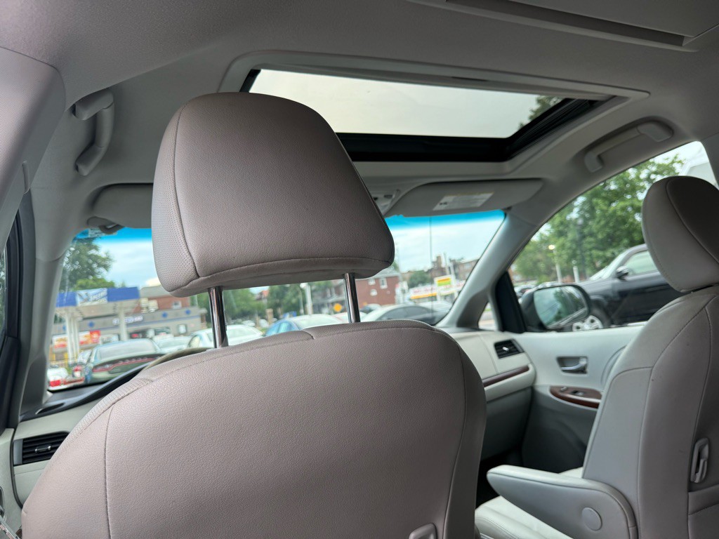 2012 Toyota Sienna Image 26