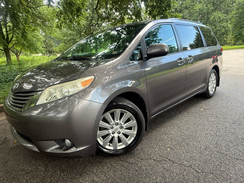 2012 Toyota Sienna Image 28