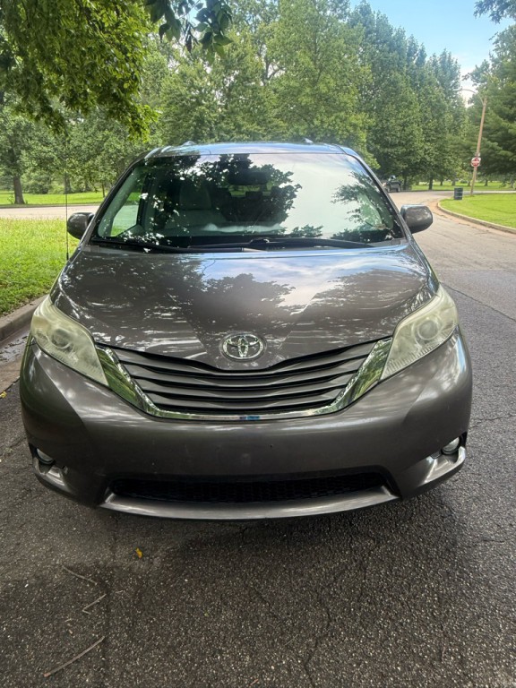 2012 Toyota Sienna Image 2