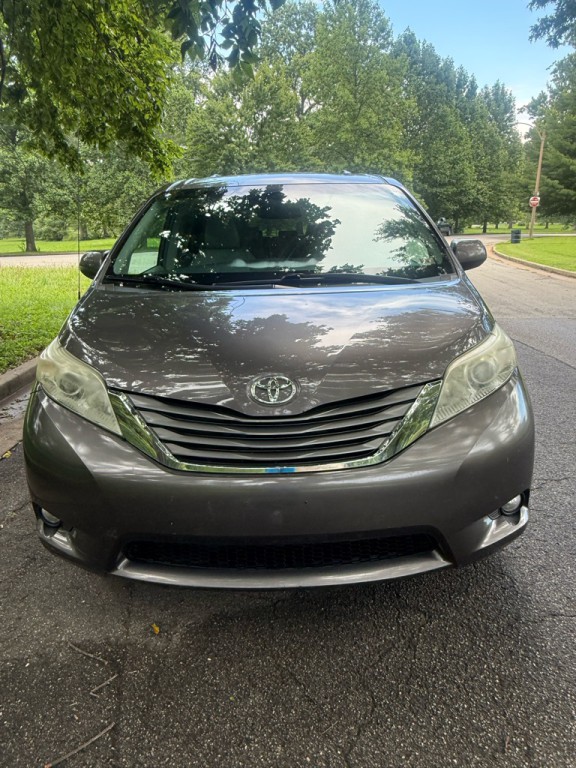 2012 Toyota Sienna Image 5