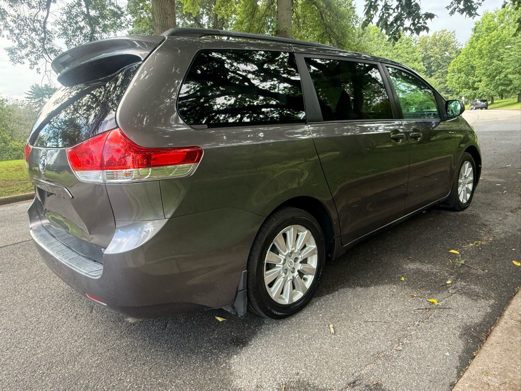 2012 Toyota Sienna Image 7