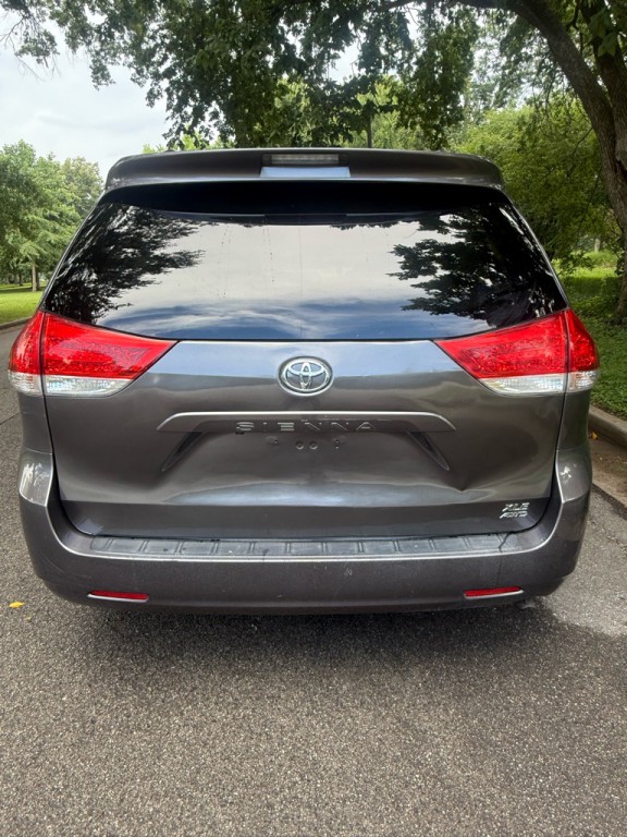2012 Toyota Sienna Image 8