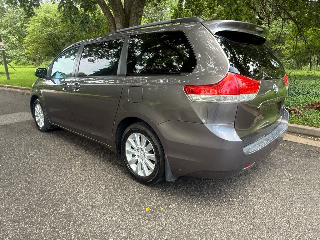 2012 Toyota Sienna Image 9