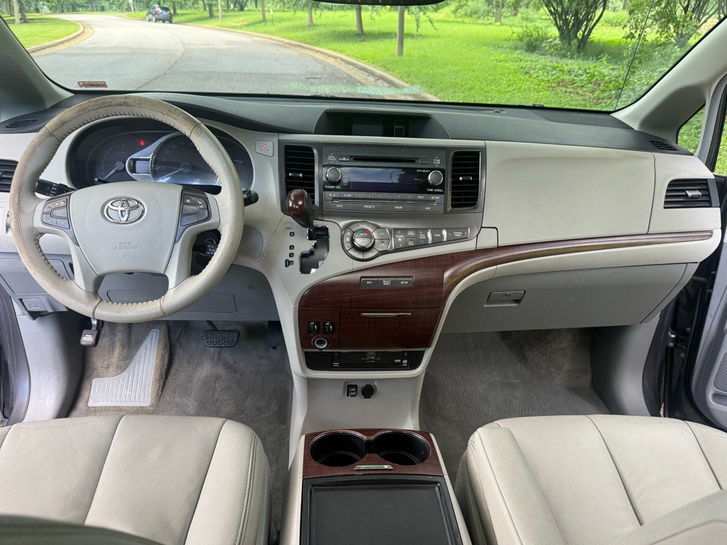 2012 Toyota Sienna Image 11