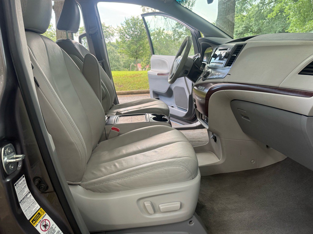 2012 Toyota Sienna Image 12