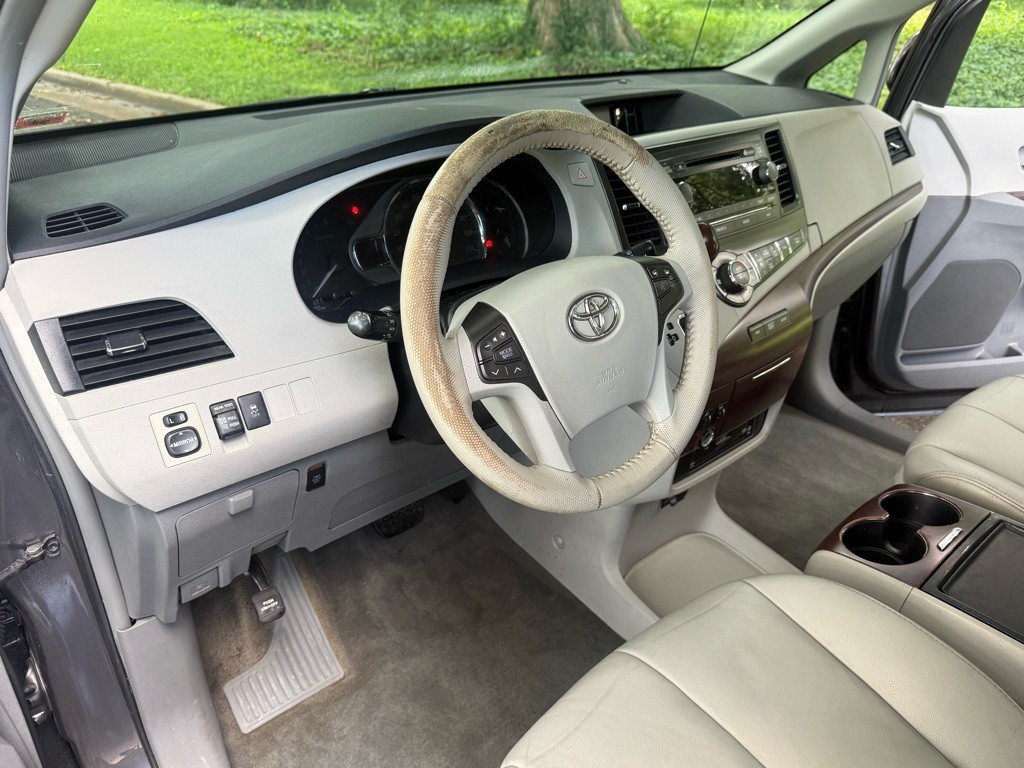 2012 Toyota Sienna Image 13