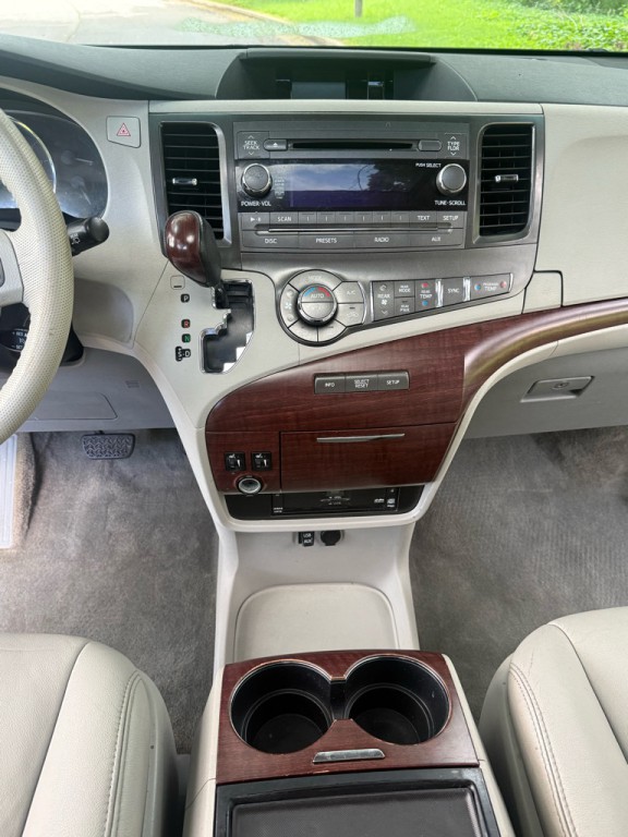 2012 Toyota Sienna Image 14
