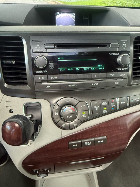 2012 Toyota Sienna Image 17