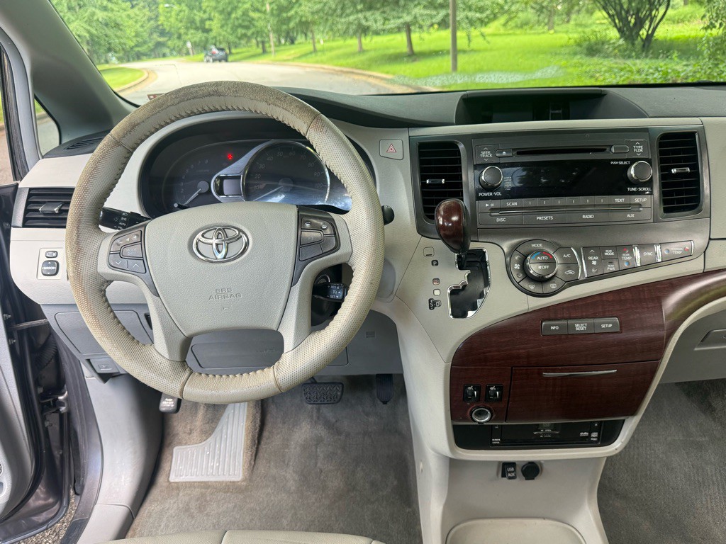 2012 Toyota Sienna Image 18