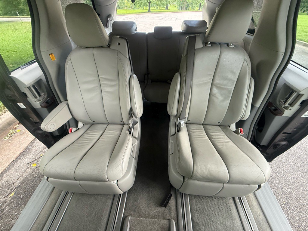 2012 Toyota Sienna Image 21