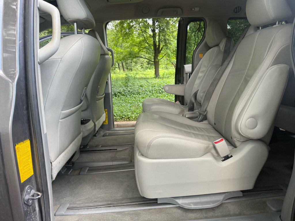 2012 Toyota Sienna Image 22