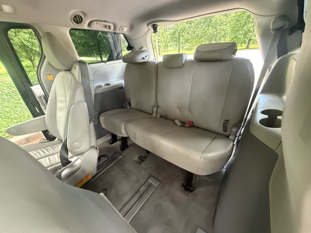 2012 Toyota Sienna Image 23