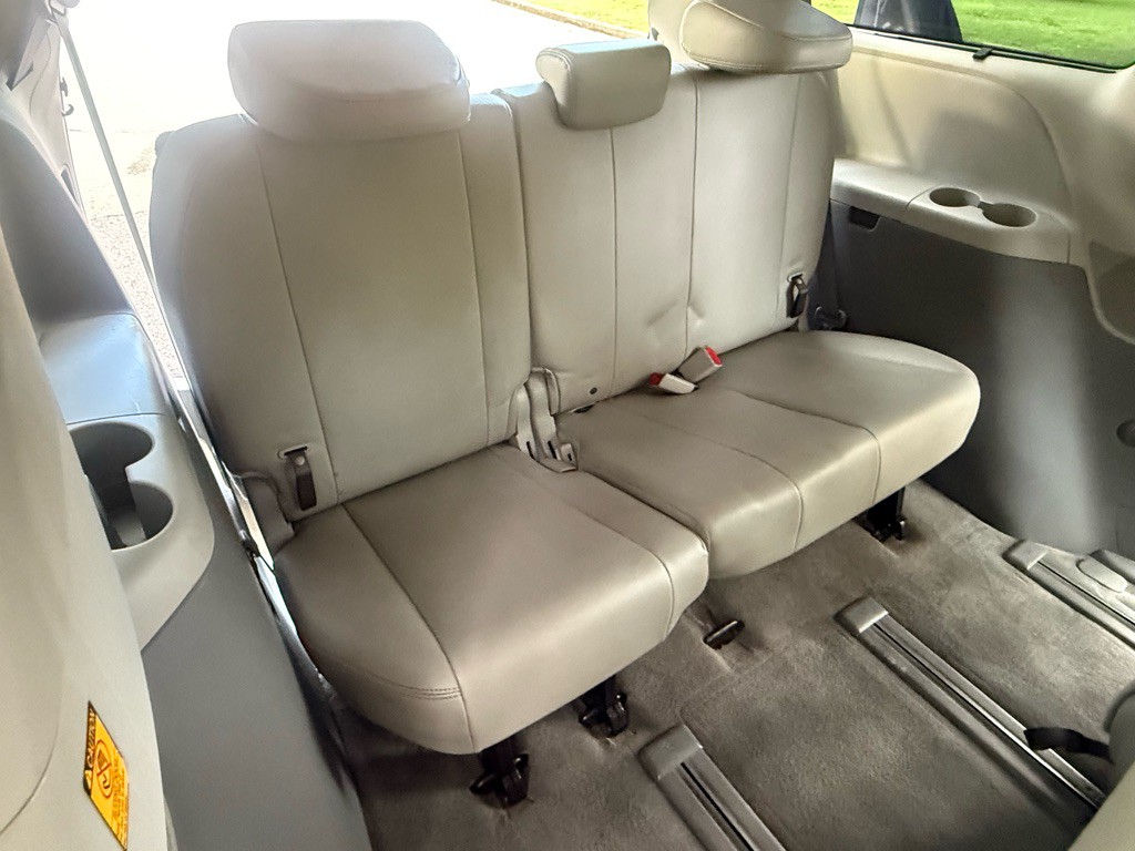 2012 Toyota Sienna Image 24