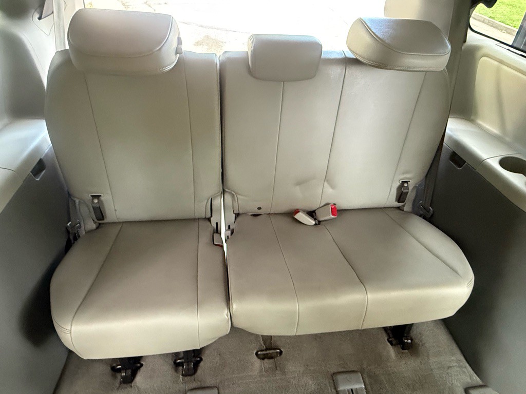 2012 Toyota Sienna Image 25