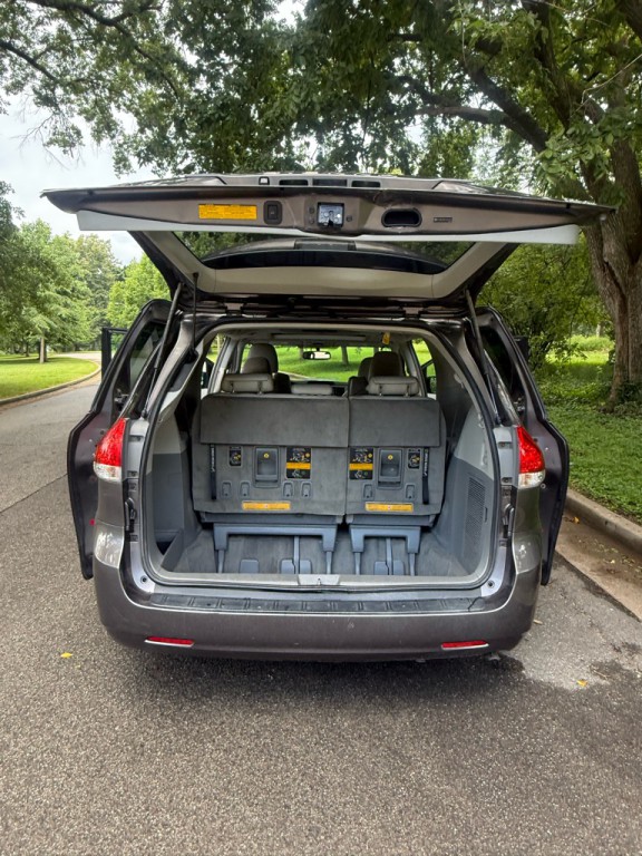 2012 Toyota Sienna Image 27
