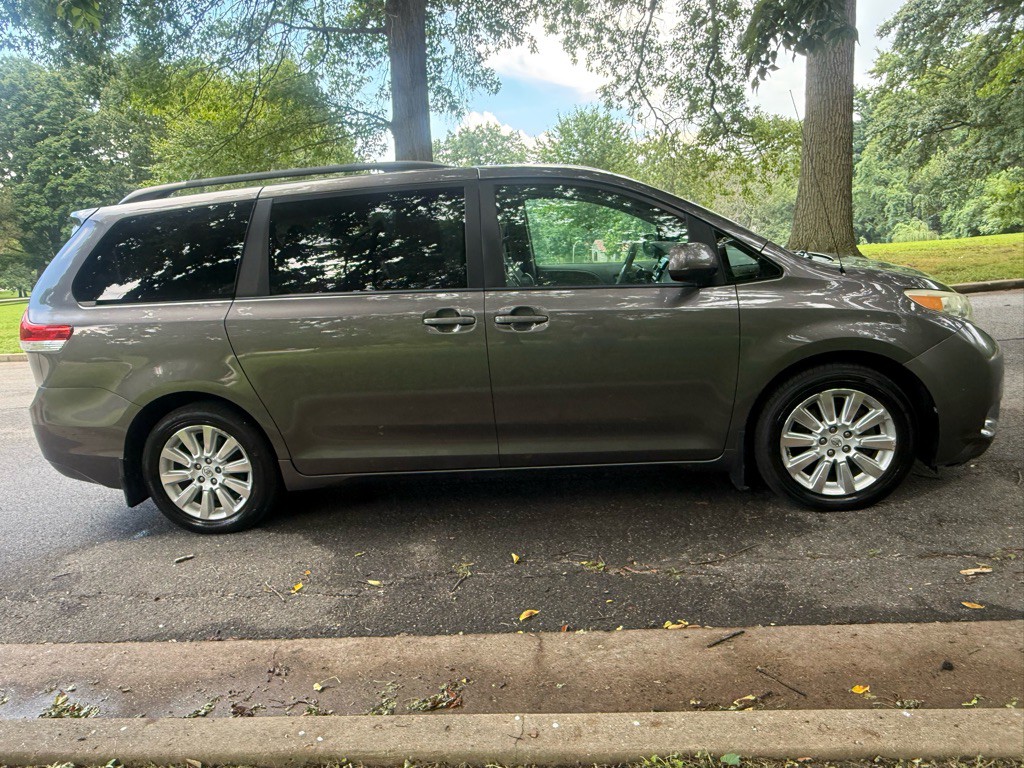 2012 Toyota Sienna Image 3