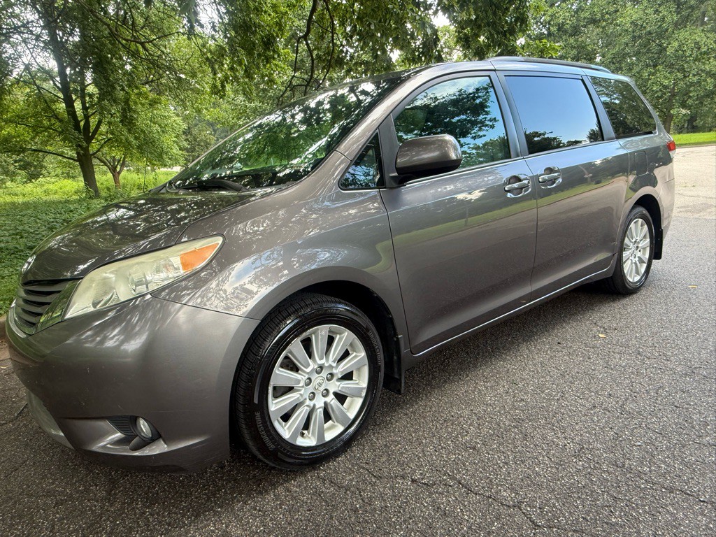 2012 Toyota Sienna Image 4