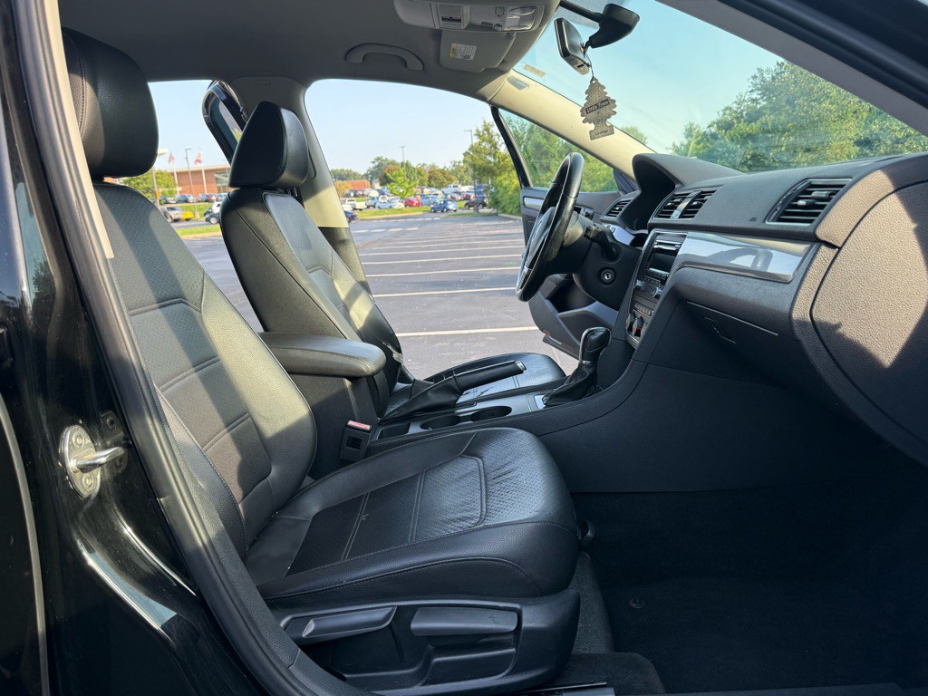 2015 Volkswagen Passat Image 12