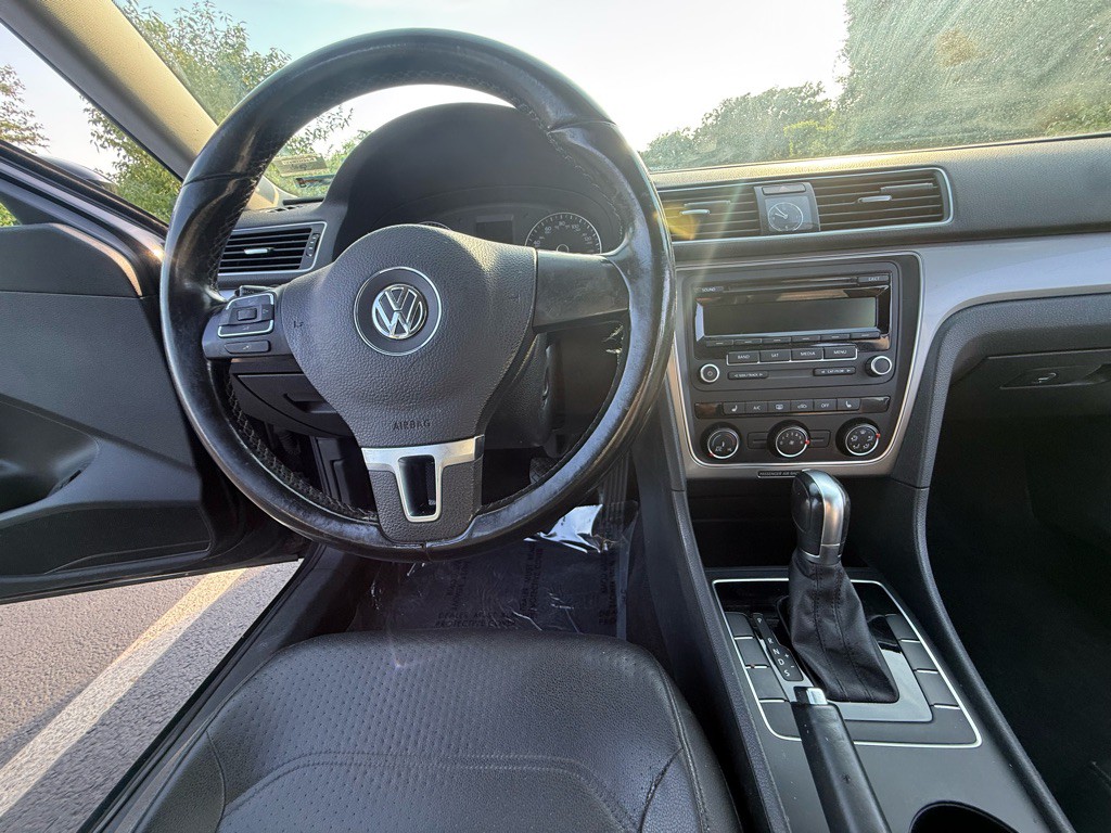 2015 Volkswagen Passat Image 16
