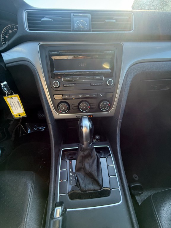 2015 Volkswagen Passat Image 18