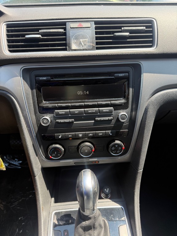 2015 Volkswagen Passat Image 19