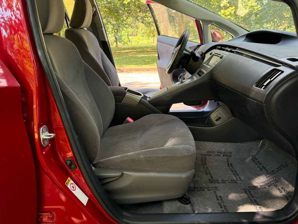 2012 Toyota Prius Image 12