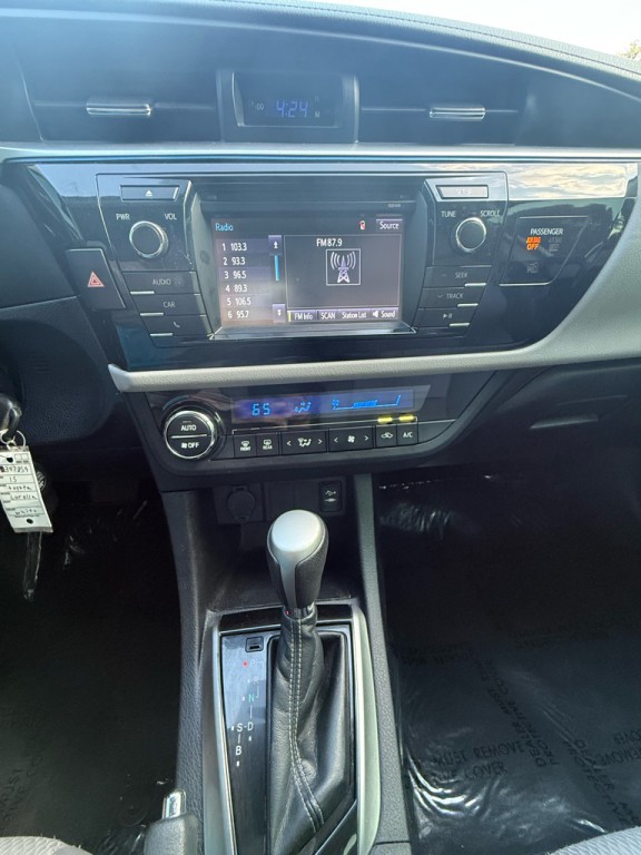 2015 Toyota Corolla Image 17