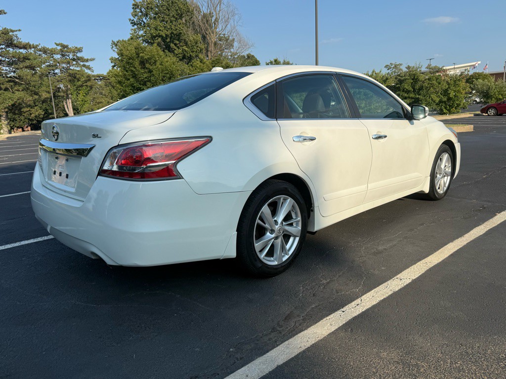 2015 Nissan Altima Image 9