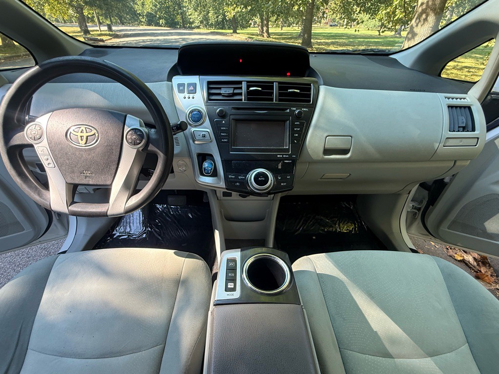 2012 Toyota Prius Image 11
