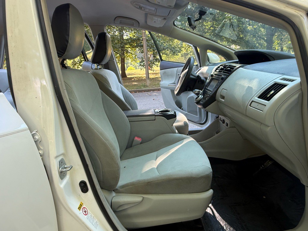 2012 Toyota Prius Image 12