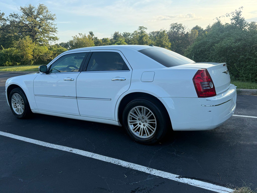 2010 Chrysler 300 Image 2
