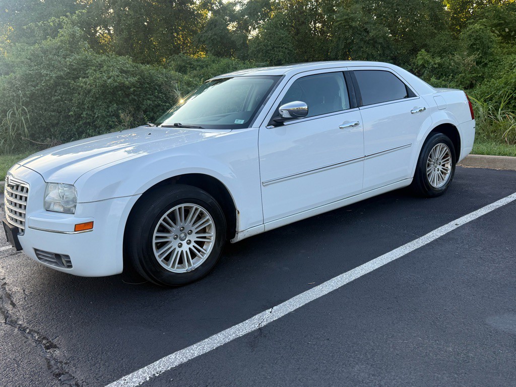 2010 Chrysler 300 Image 3