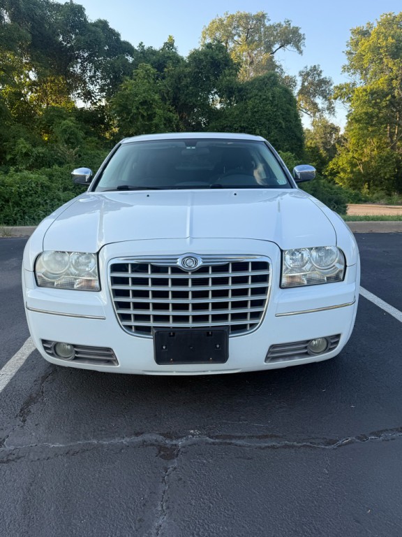 2010 Chrysler 300 Image 4