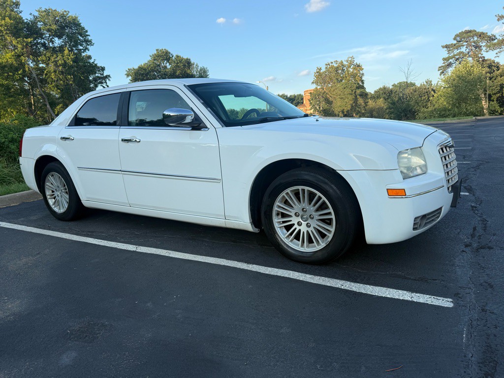 2010 Chrysler 300 Image 6