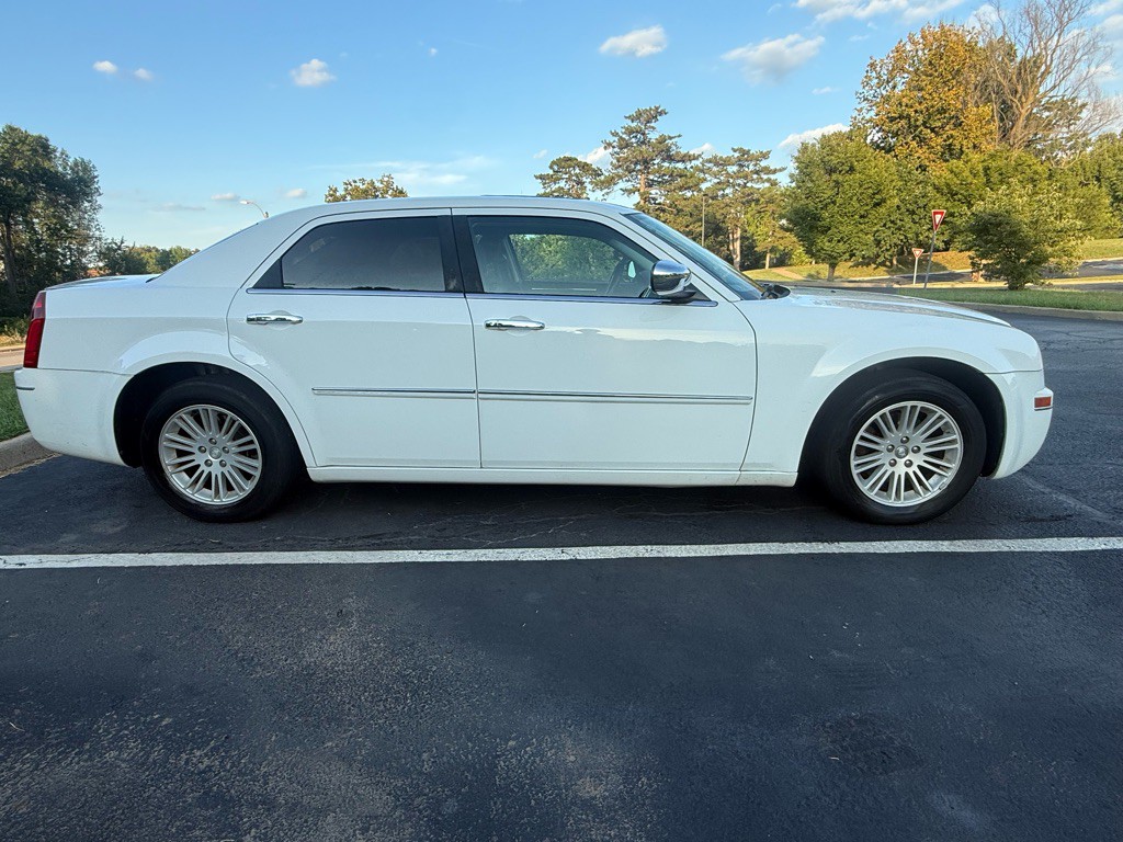 2010 Chrysler 300 Image 7