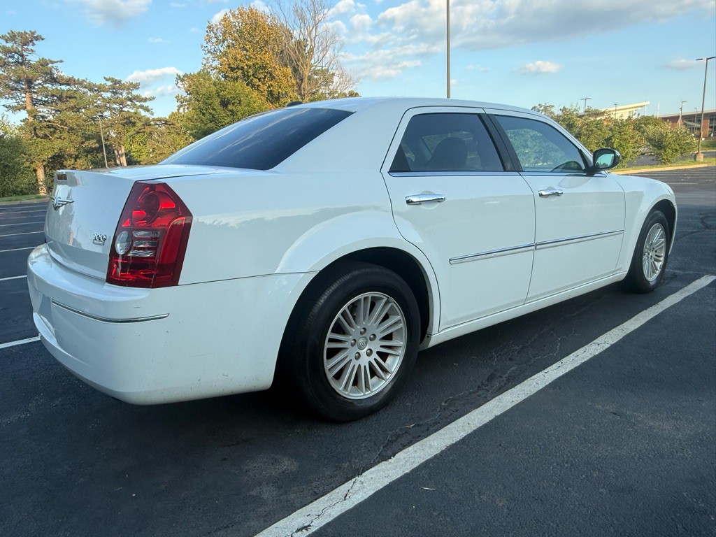 2010 Chrysler 300 Image 8