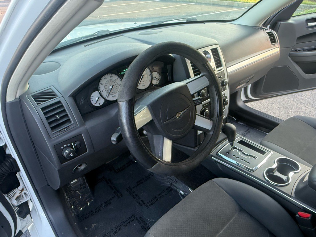 2010 Chrysler 300 Image 11