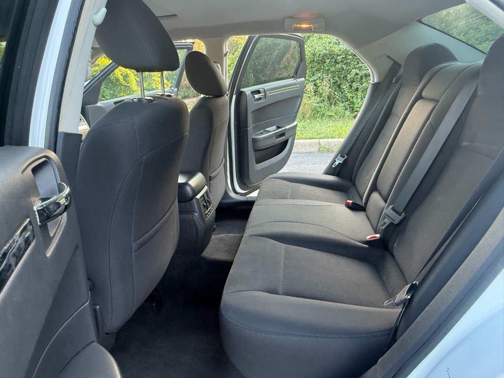 2010 Chrysler 300 Image 12