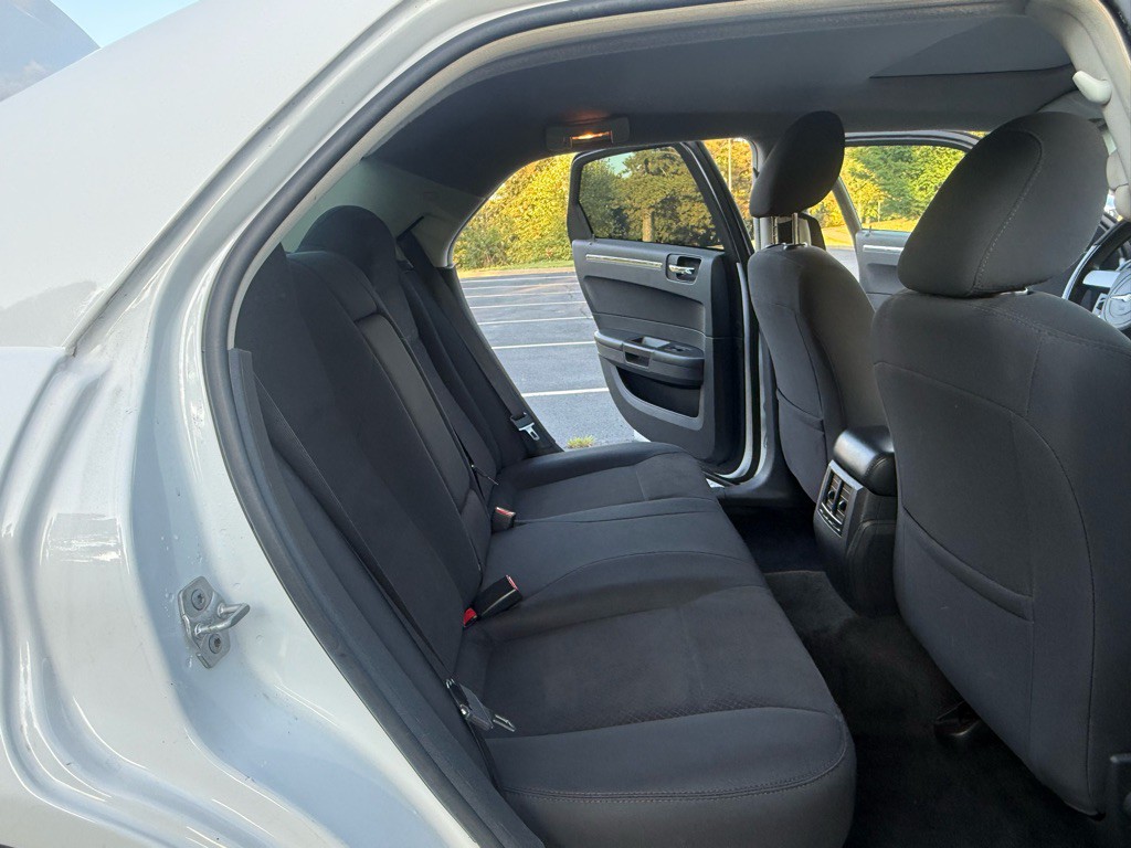 2010 Chrysler 300 Image 13