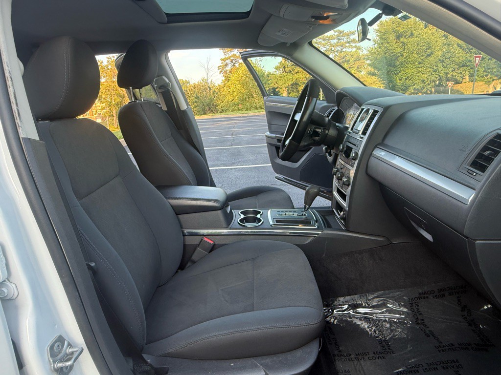 2010 Chrysler 300 Image 15