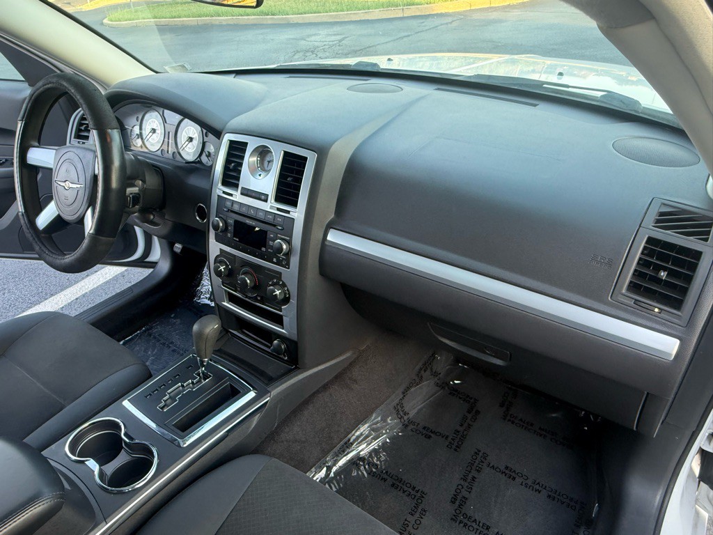 2010 Chrysler 300 Image 16